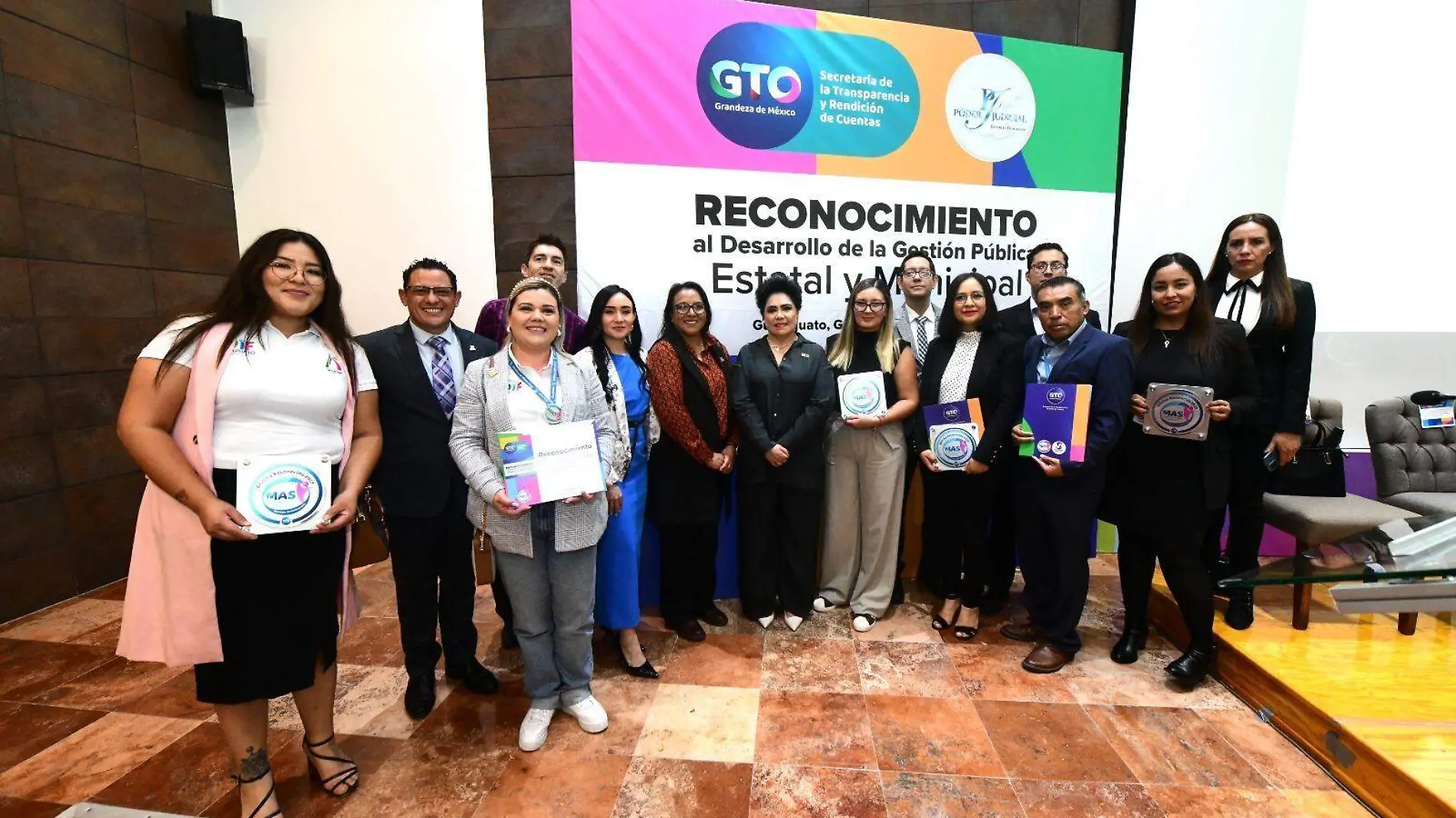 Entregan reconocimiento a cuatro dependencias de Irapuato por mejor atención y servicio (1)